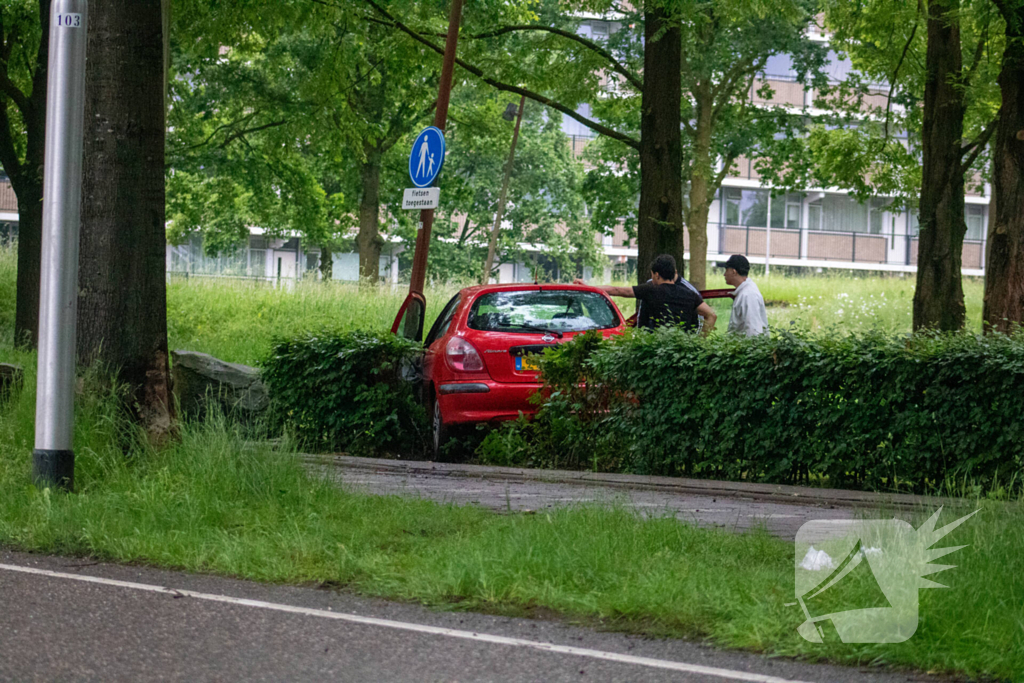 Veel schade bij enkelzijdige aanrijding