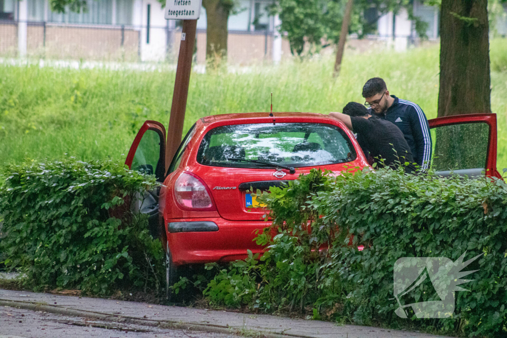 Veel schade bij enkelzijdige aanrijding