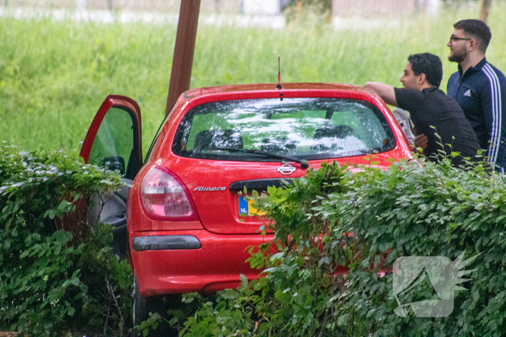 Veel schade bij enkelzijdige aanrijding