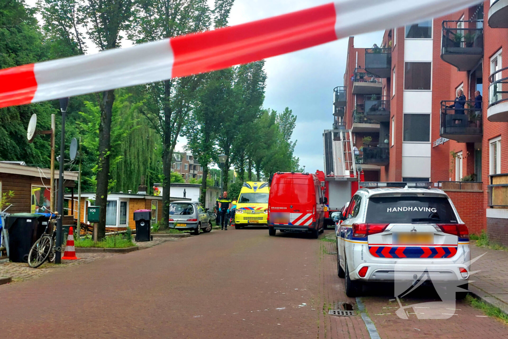 Straat afgezet voor persoon in het water