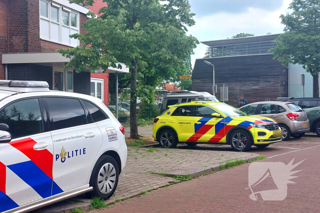 Straat afgezet voor persoon in het water