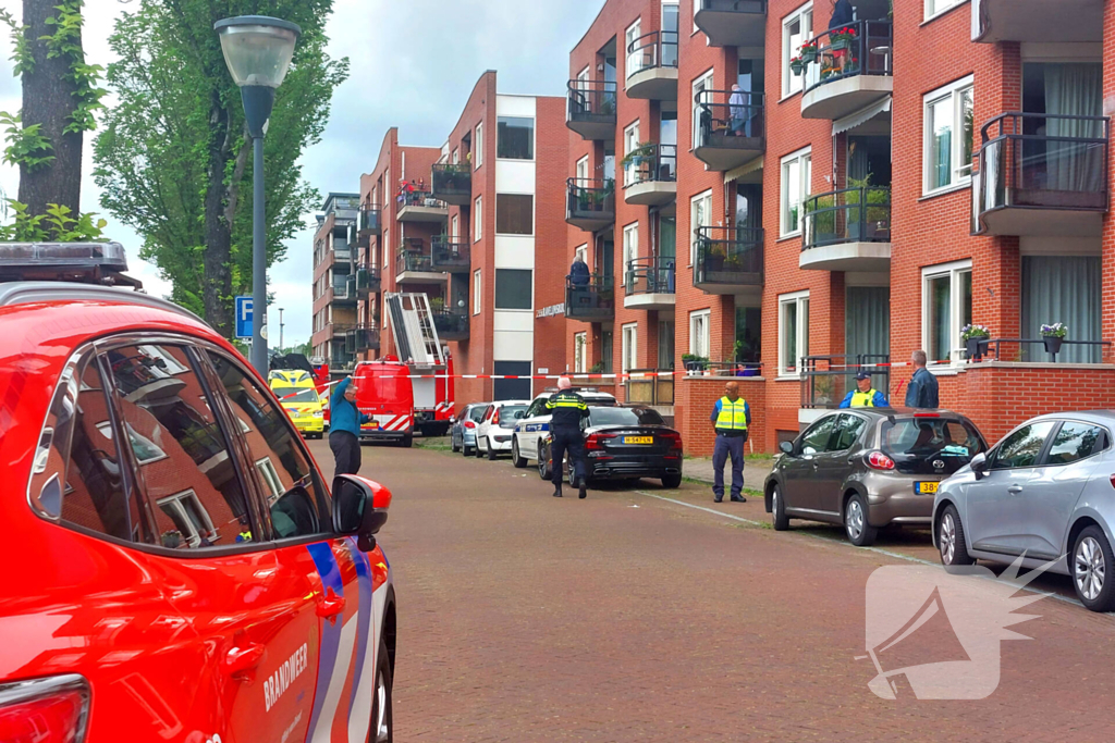 Straat afgezet voor persoon in het water