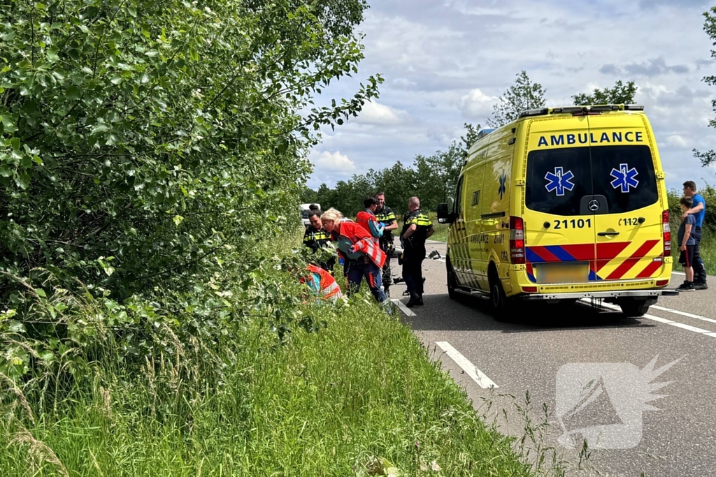 Auto raakt van de weg en belandt in berm