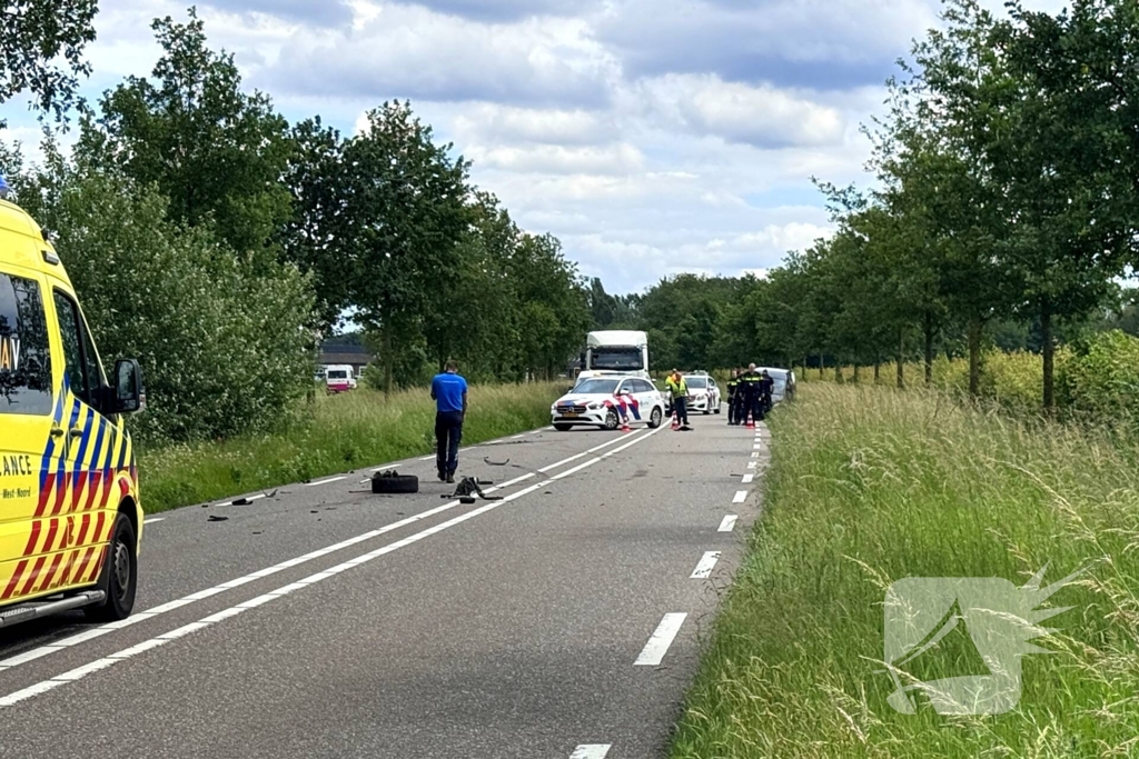 Auto raakt van de weg en belandt in berm