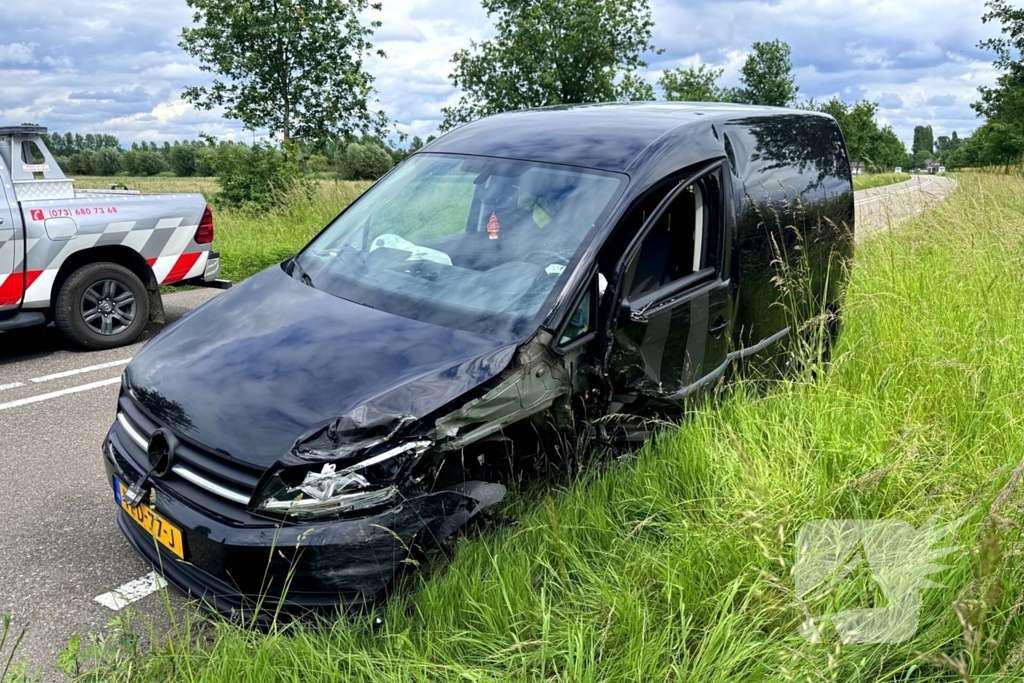 Auto raakt van de weg en belandt in berm