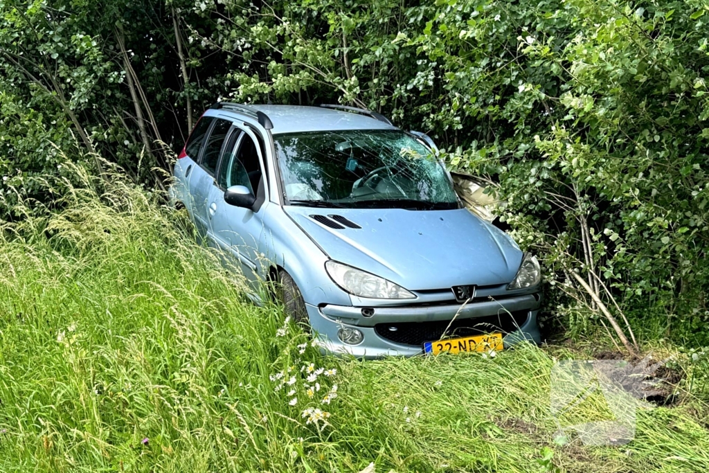 Auto raakt van de weg en belandt in berm