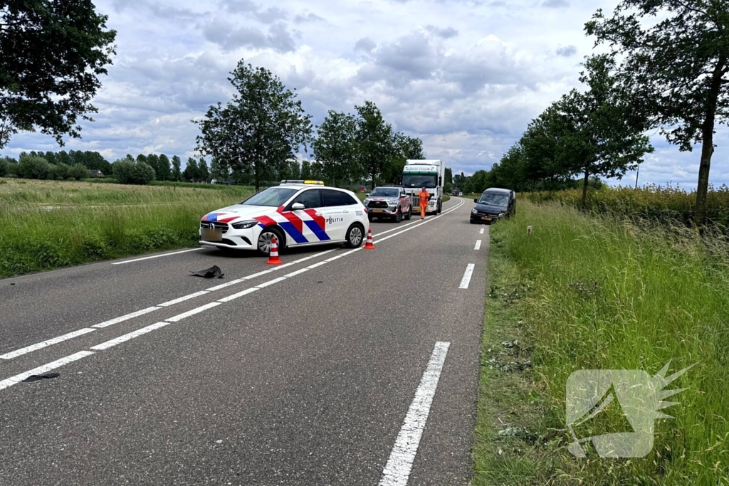 Auto raakt van de weg en belandt in berm