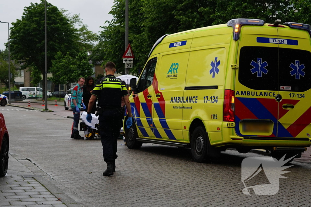 Scooterrijder naar het ziekenhuis na aanrijding