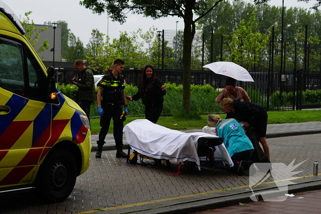 Scooterrijder naar het ziekenhuis na aanrijding