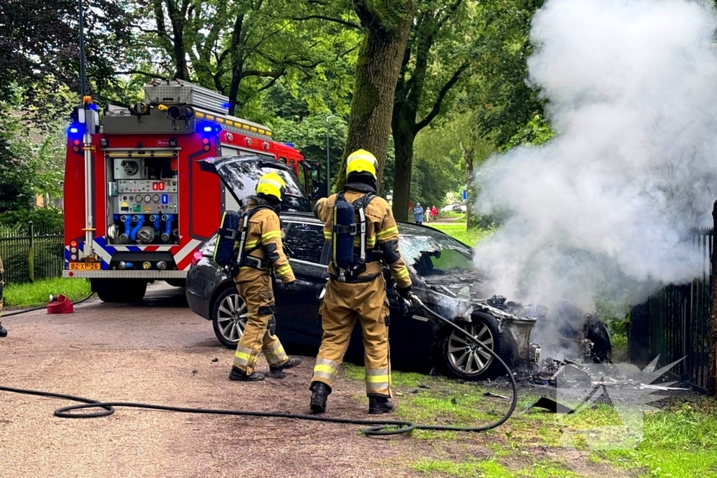 Auto vliegt in brand