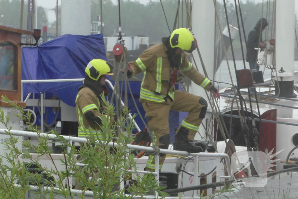 Brandweer voert nacontrole uit op schip