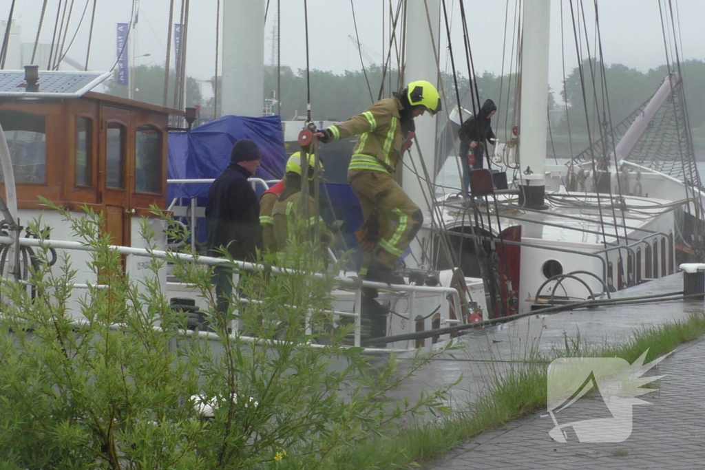 Brandweer voert nacontrole uit op schip