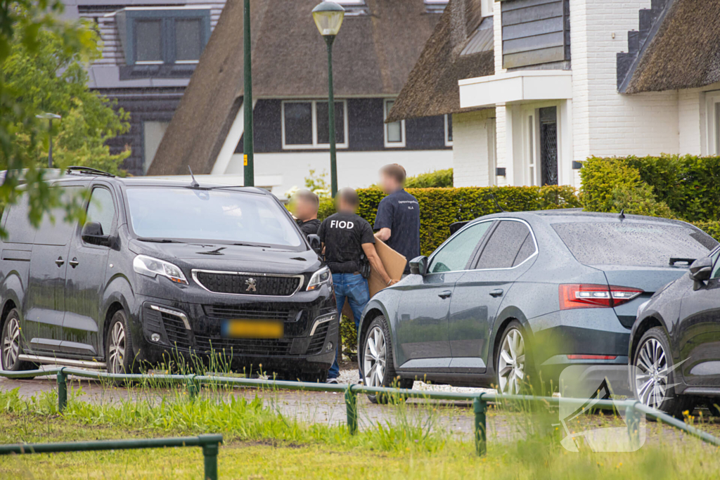 FIOD en SZW vallen woning binnen