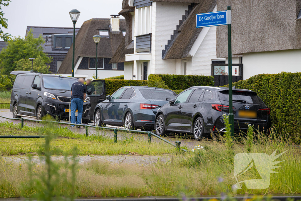 FIOD en SZW vallen woning binnen