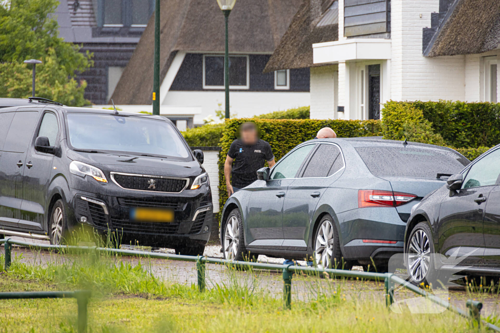 FIOD en SZW vallen woning binnen