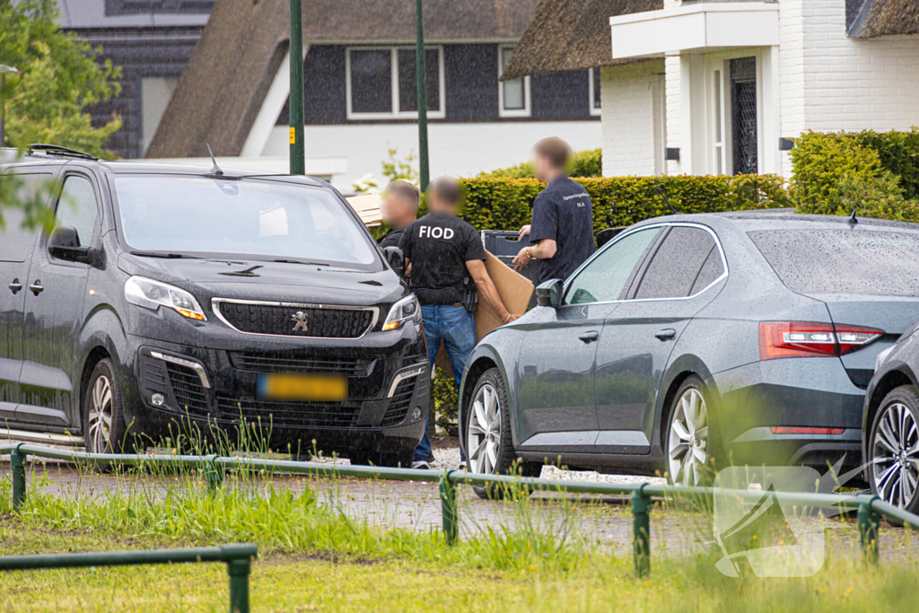 FIOD en SZW vallen woning binnen