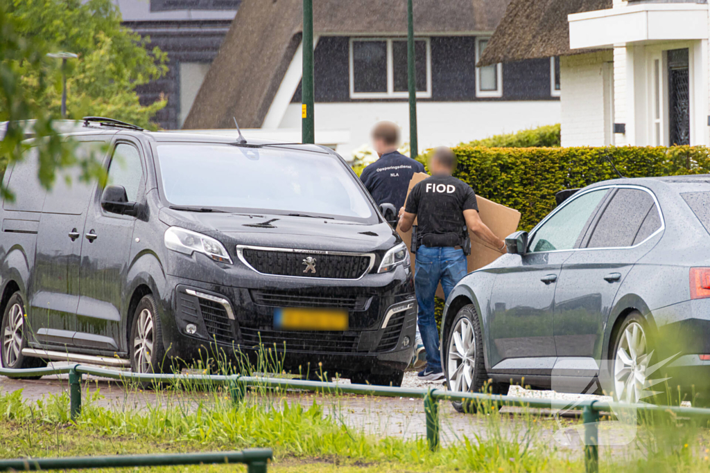 FIOD en SZW vallen woning binnen