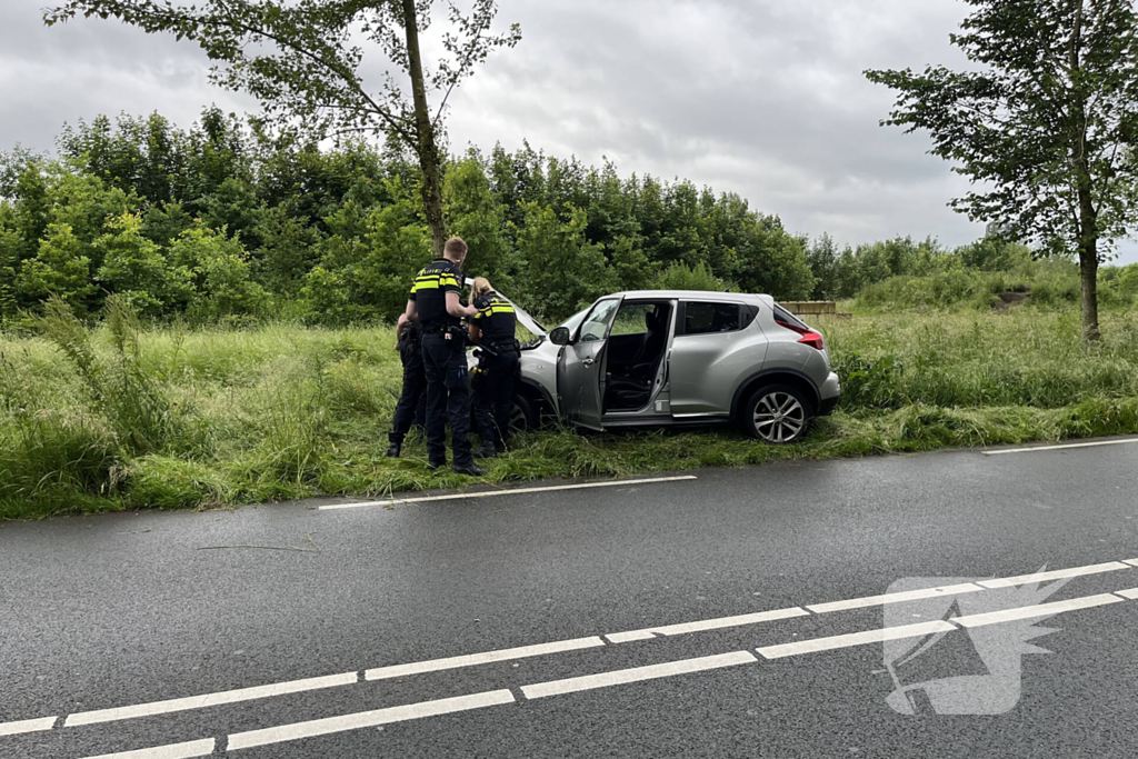 Bestuurster gewond bij botsing tegen boom