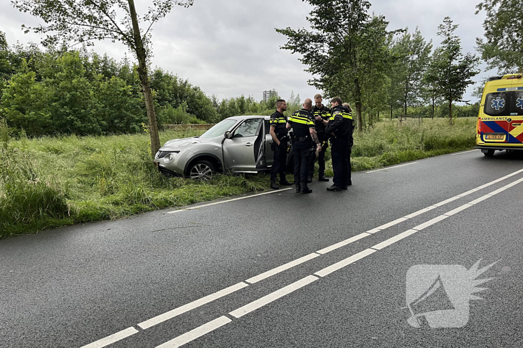 Bestuurster gewond bij botsing tegen boom