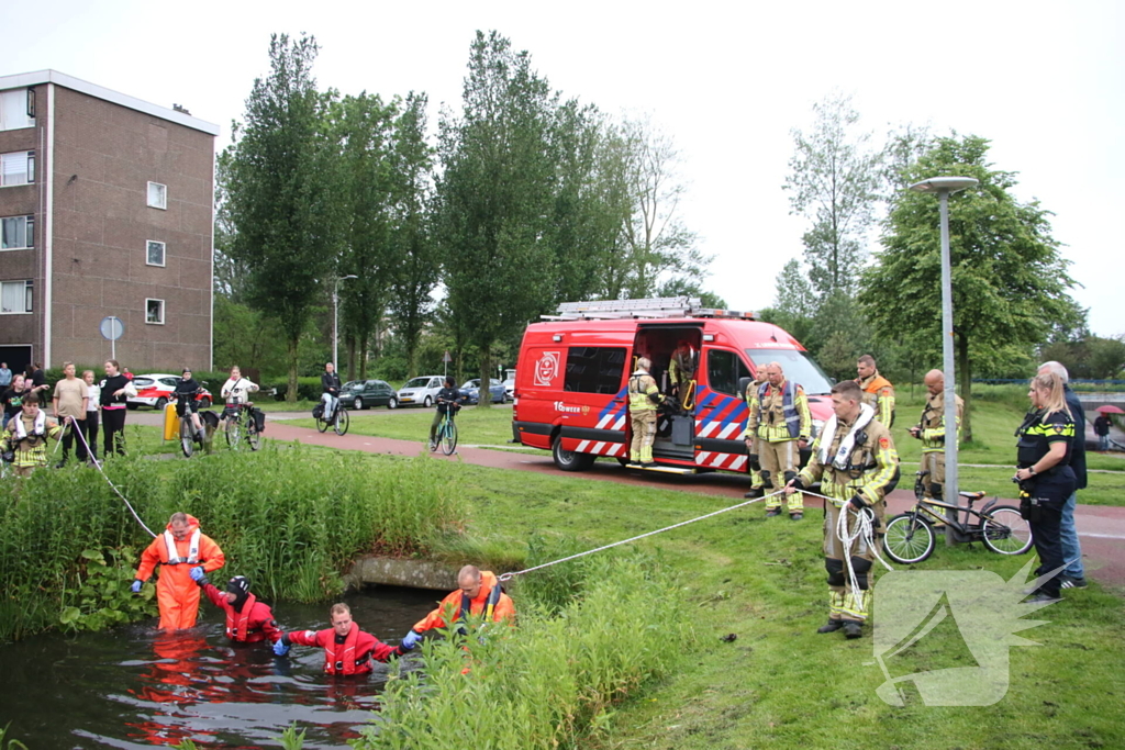 Brandweer doorzoekt water na aantreffen kinderfiets