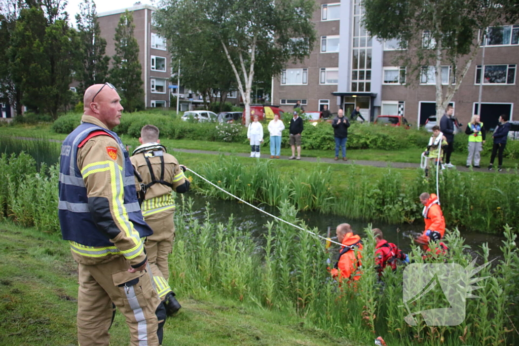 Brandweer doorzoekt water na aantreffen kinderfiets