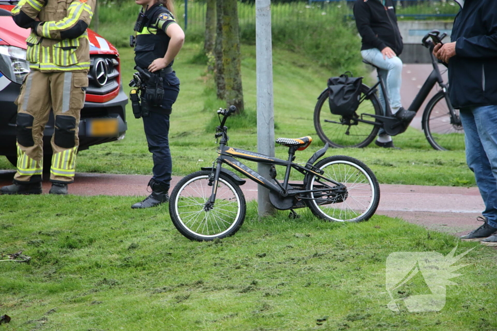 Brandweer doorzoekt water na aantreffen kinderfiets