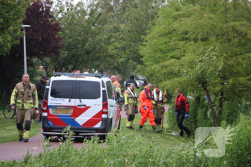 Brandweer doorzoekt water na aantreffen kinderfiets