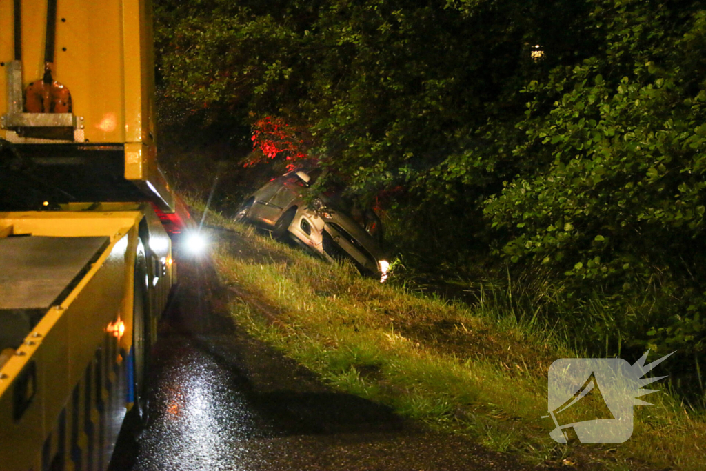 Automobilist raakt te water