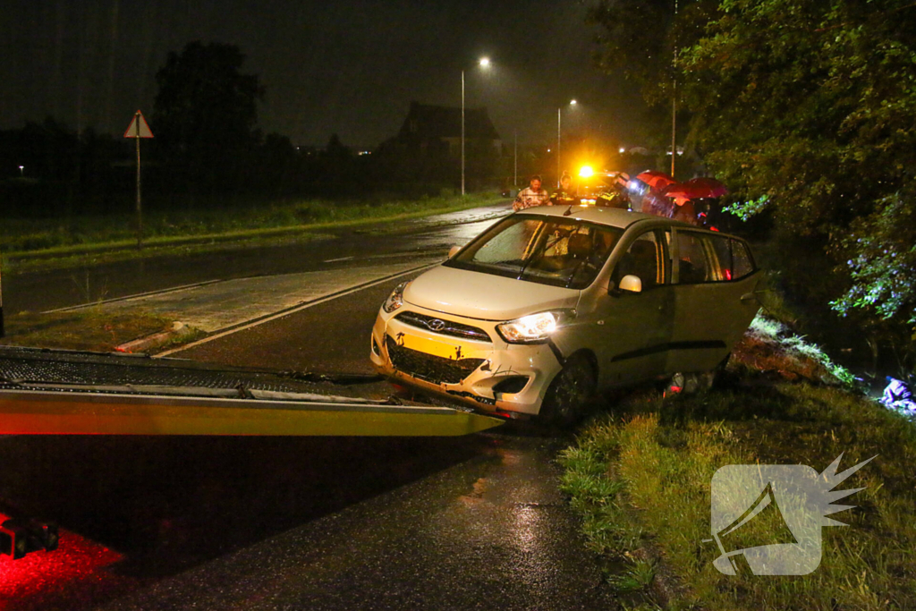 Automobilist raakt te water