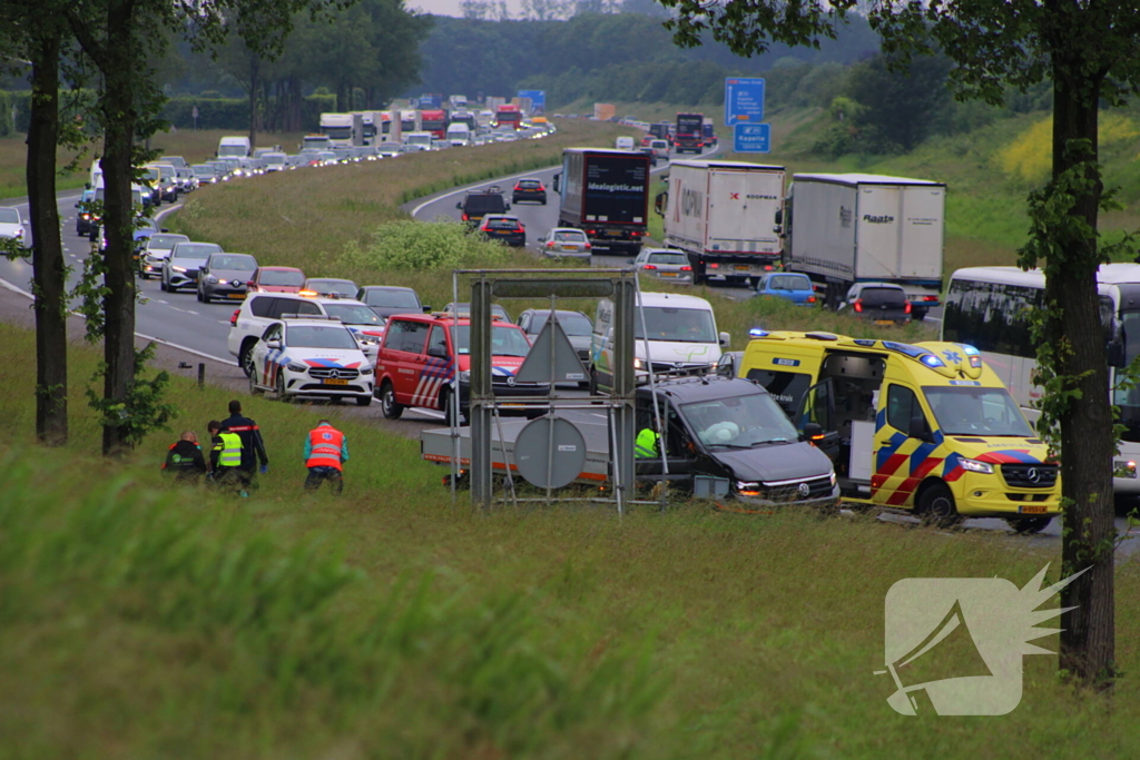 Bestelbus raakt van de snelweg