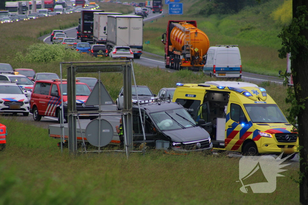 Bestelbus raakt van de snelweg