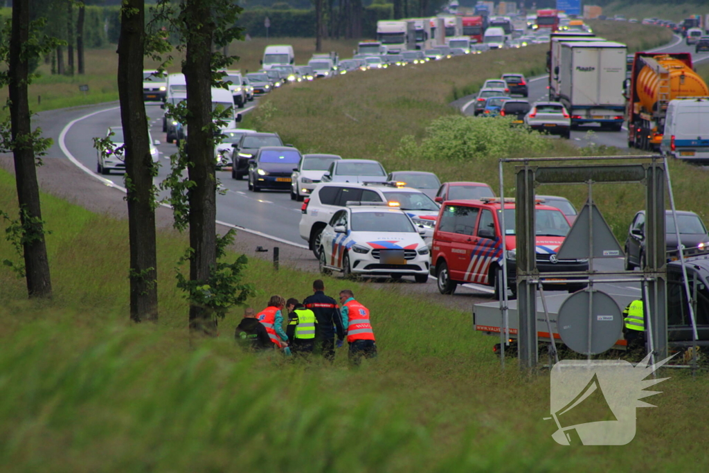 Bestelbus raakt van de snelweg