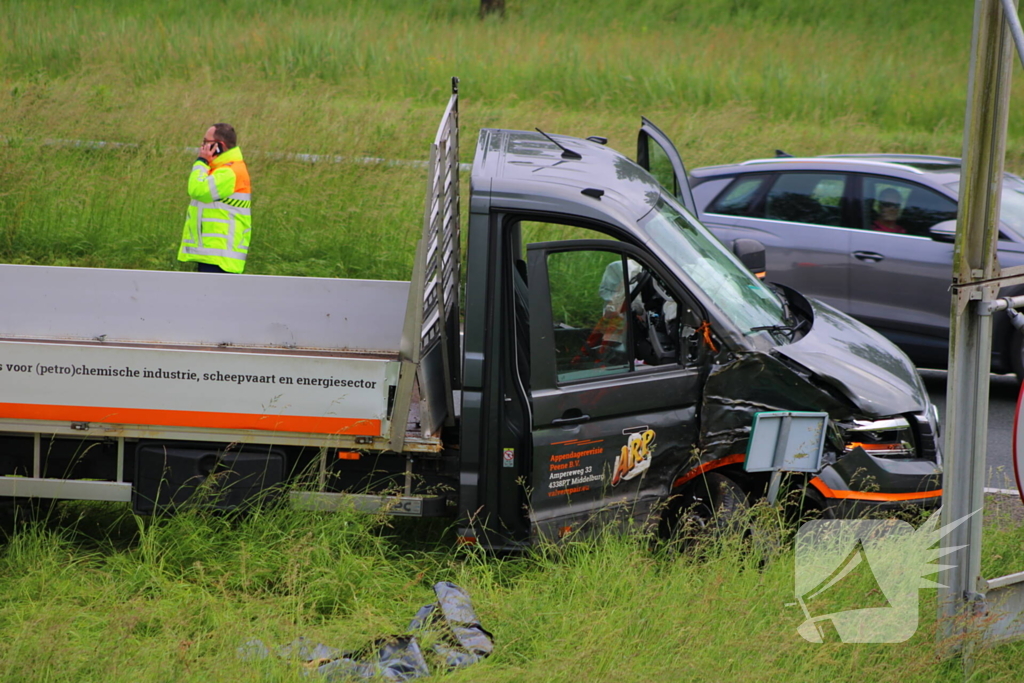 Bestelbus raakt van de snelweg