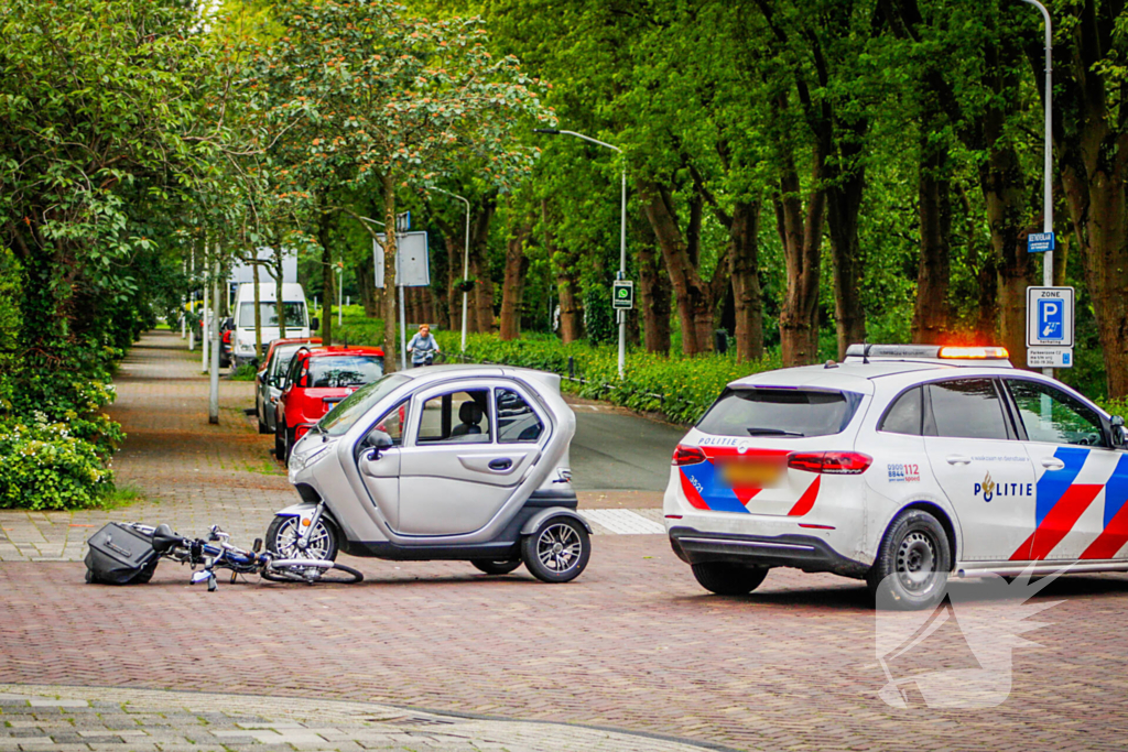 Fietser komt ten val na aanrijding met brommobiel