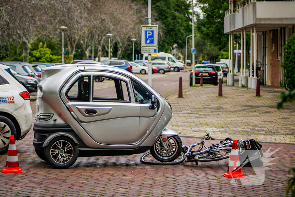 Fietser komt ten val na aanrijding met brommobiel