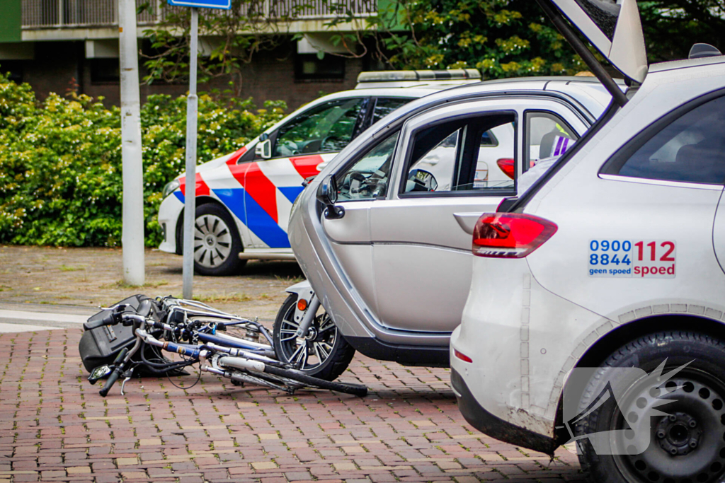 Fietser komt ten val na aanrijding met brommobiel