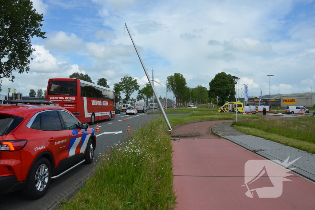 Automobilist rijdt tegen lantaarnpaal en hekwerk