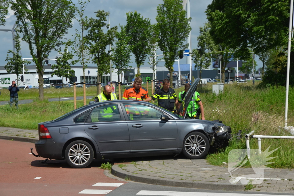 Automobilist rijdt tegen lantaarnpaal en hekwerk