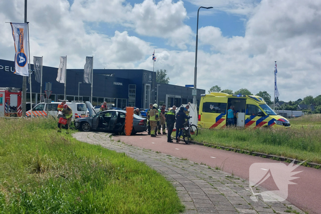 Automobilist rijdt tegen lantaarnpaal en hekwerk