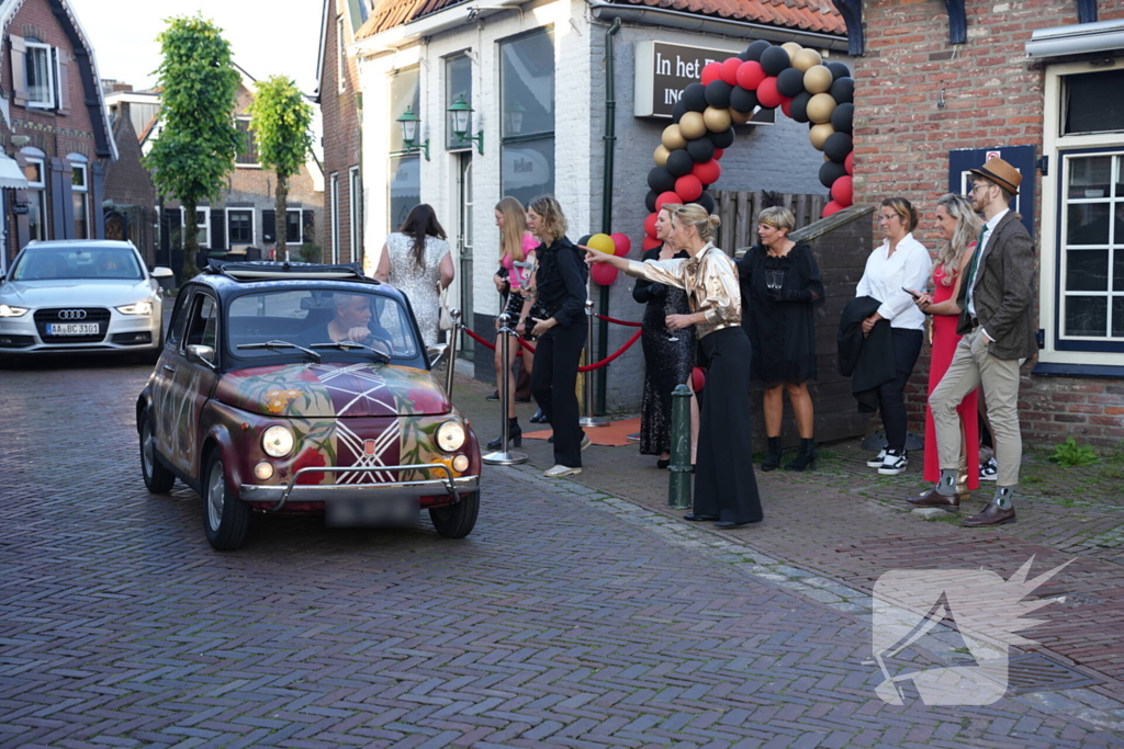 Leerlingen komen in bijzondere auto's aan bij examenfeest