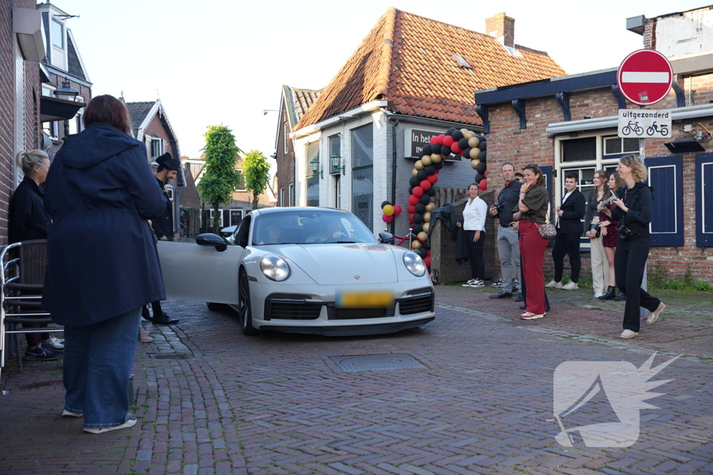 Leerlingen komen in bijzondere auto's aan bij examenfeest