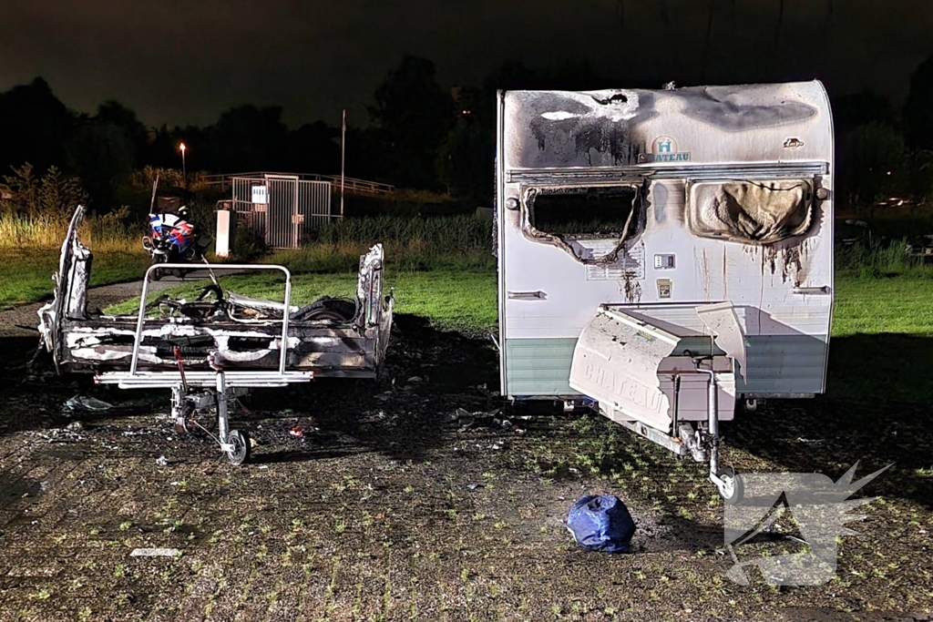 Caravans uitgebrand en auto's beschadigd, politie onderzoekt brandstichting