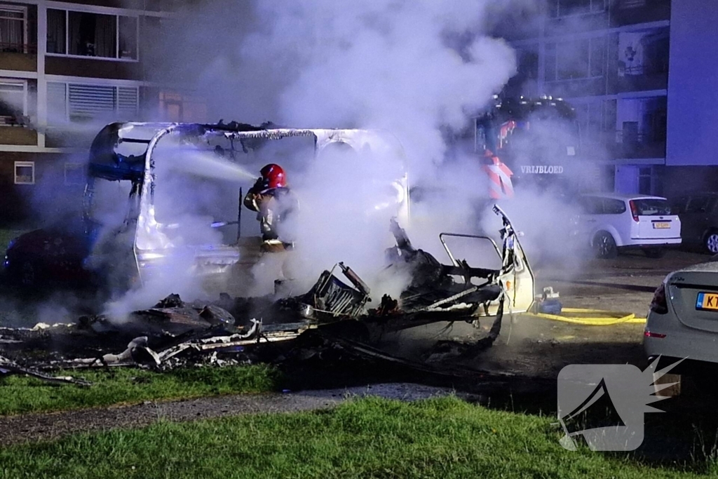 Caravans uitgebrand en auto's beschadigd, politie onderzoekt brandstichting