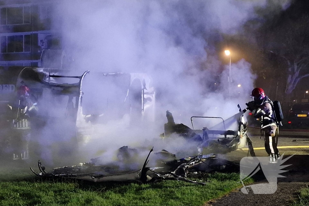 Caravans uitgebrand en auto's beschadigd, politie onderzoekt brandstichting