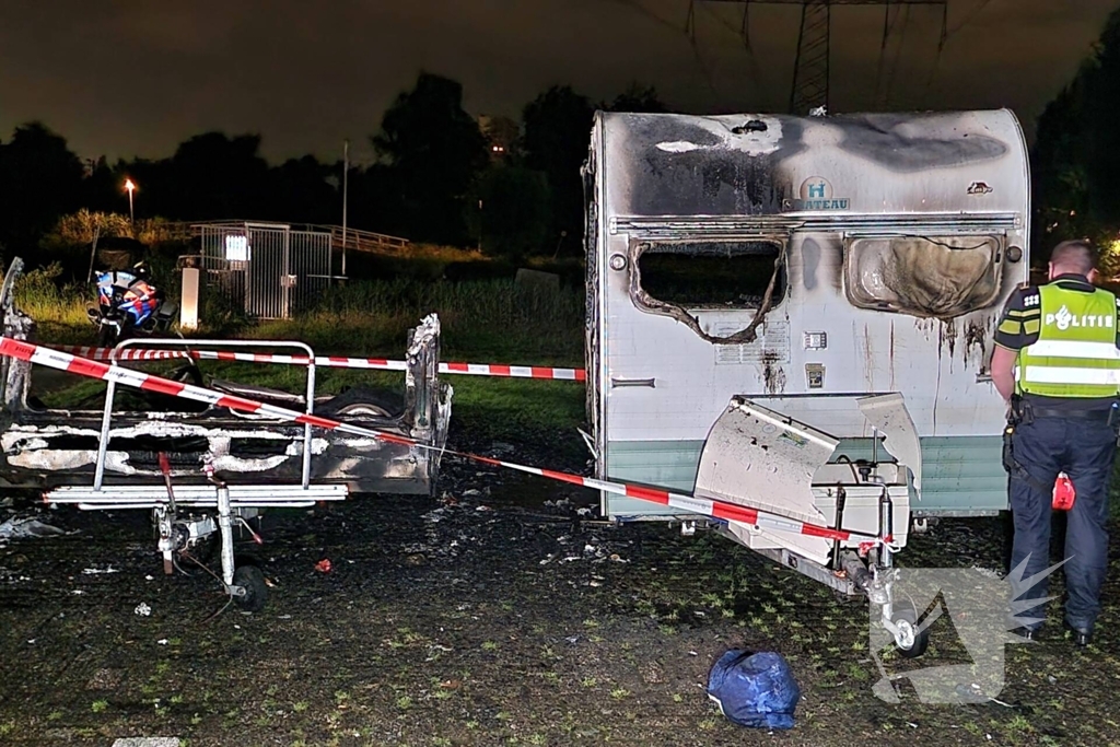 Caravans uitgebrand en auto's beschadigd, politie onderzoekt brandstichting