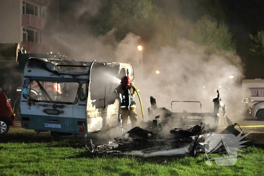 Caravans uitgebrand en auto's beschadigd, politie onderzoekt brandstichting