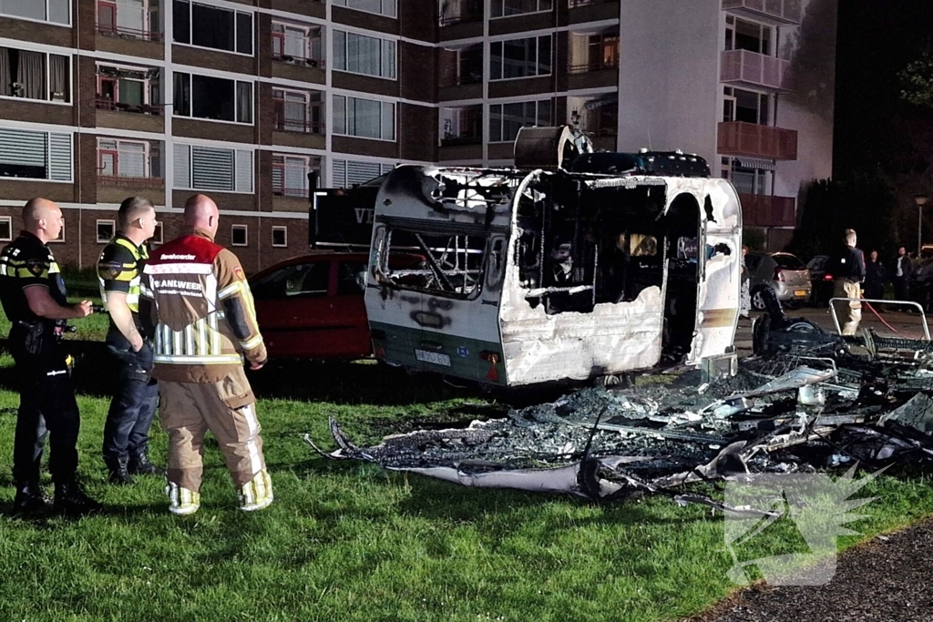 Caravans uitgebrand en auto's beschadigd, politie onderzoekt brandstichting