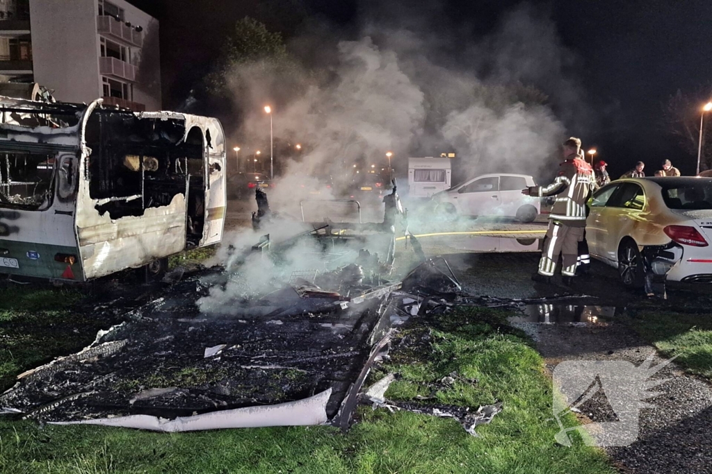 Caravans uitgebrand en auto's beschadigd, politie onderzoekt brandstichting