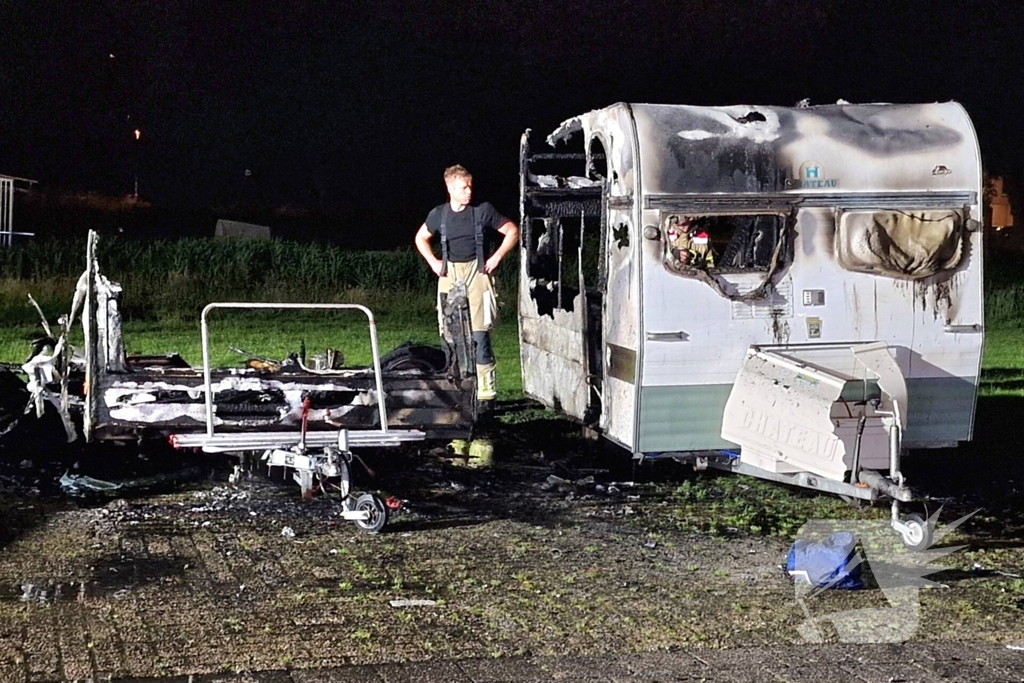 Caravans uitgebrand en auto's beschadigd, politie onderzoekt brandstichting