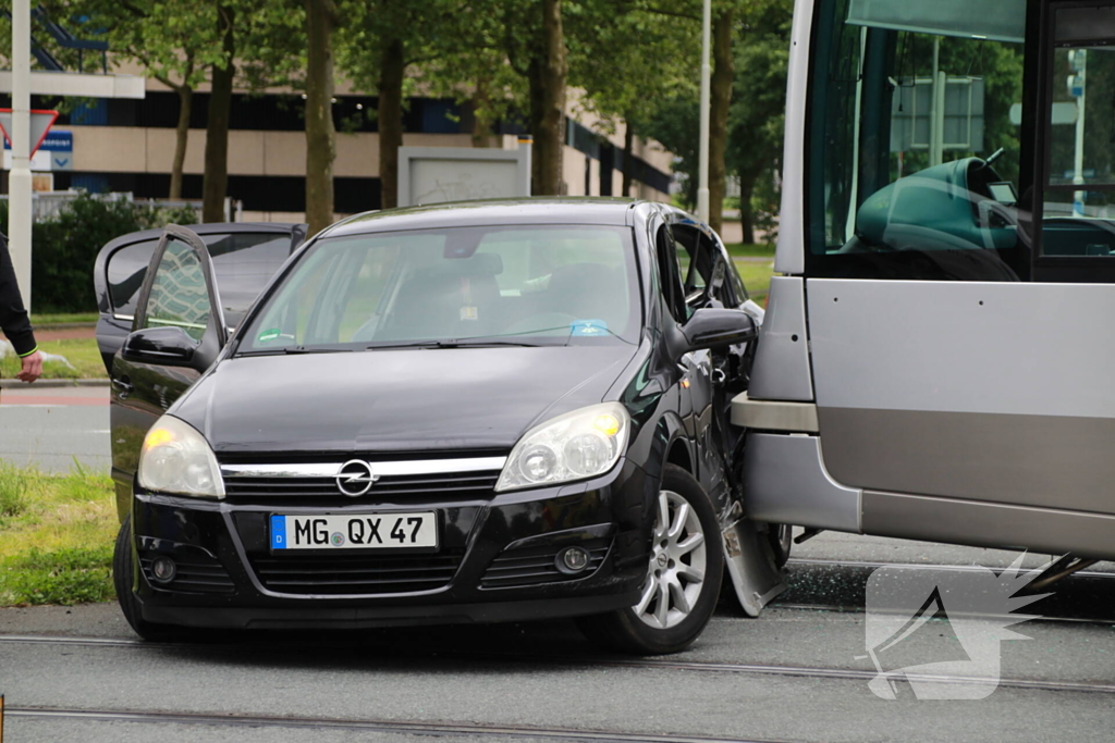 Tram in botsing met personenauto